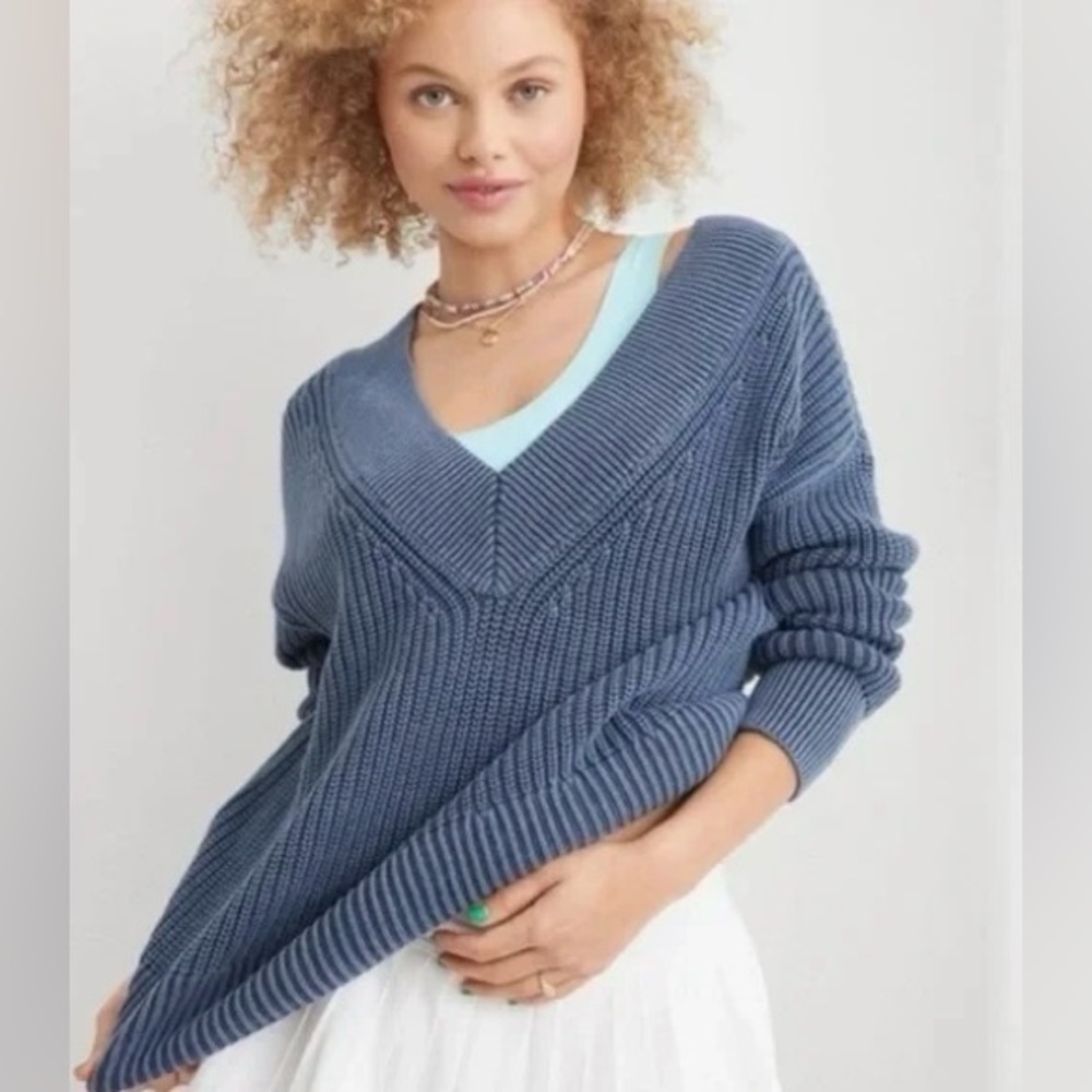 Aerie Dusty Blue V-Neck Sweater size Medium AE Cotton V neck High Low Hem AE